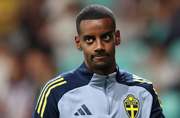 Alexander Isak ngồi ngoài ở trận đấu với Slovenia.