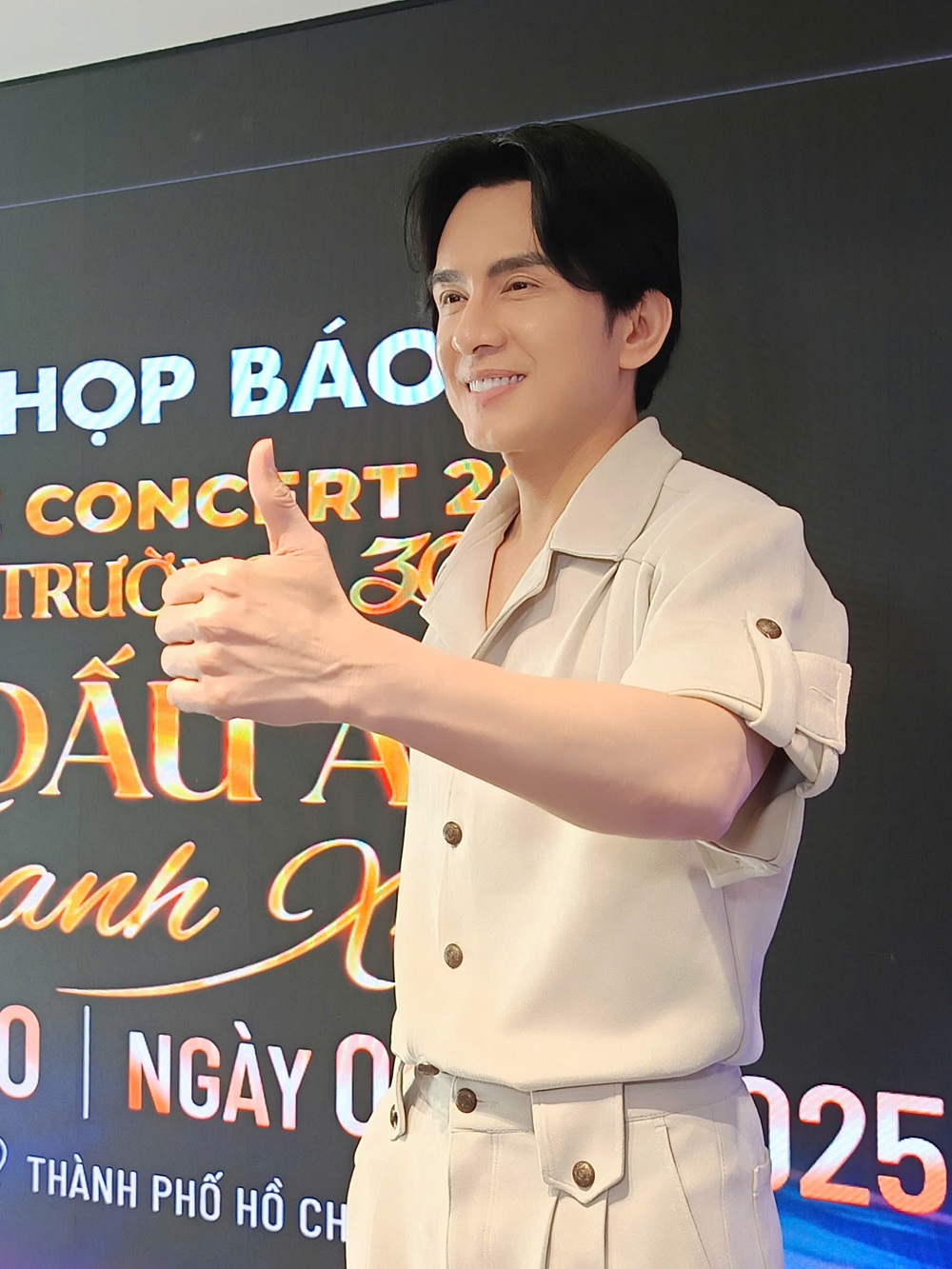 Ông bầu Hoàng Tuấn tại họp báo