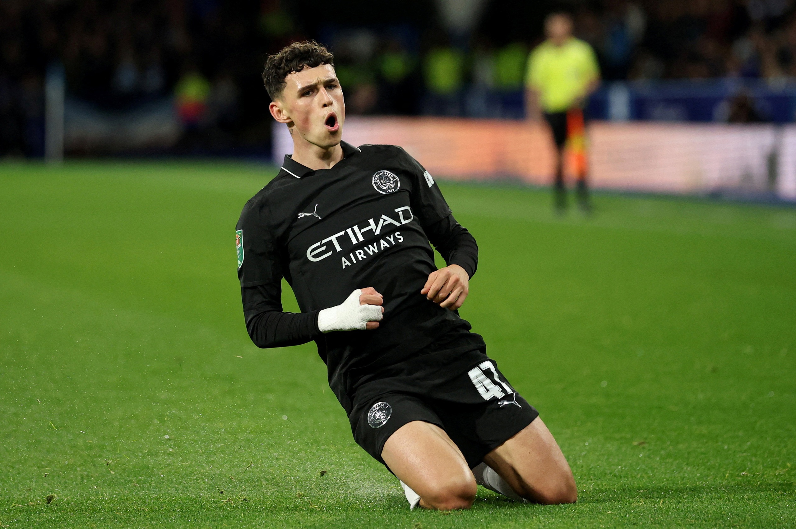 Foden thi đấu nổi bật giúp Man City vào vòng trong