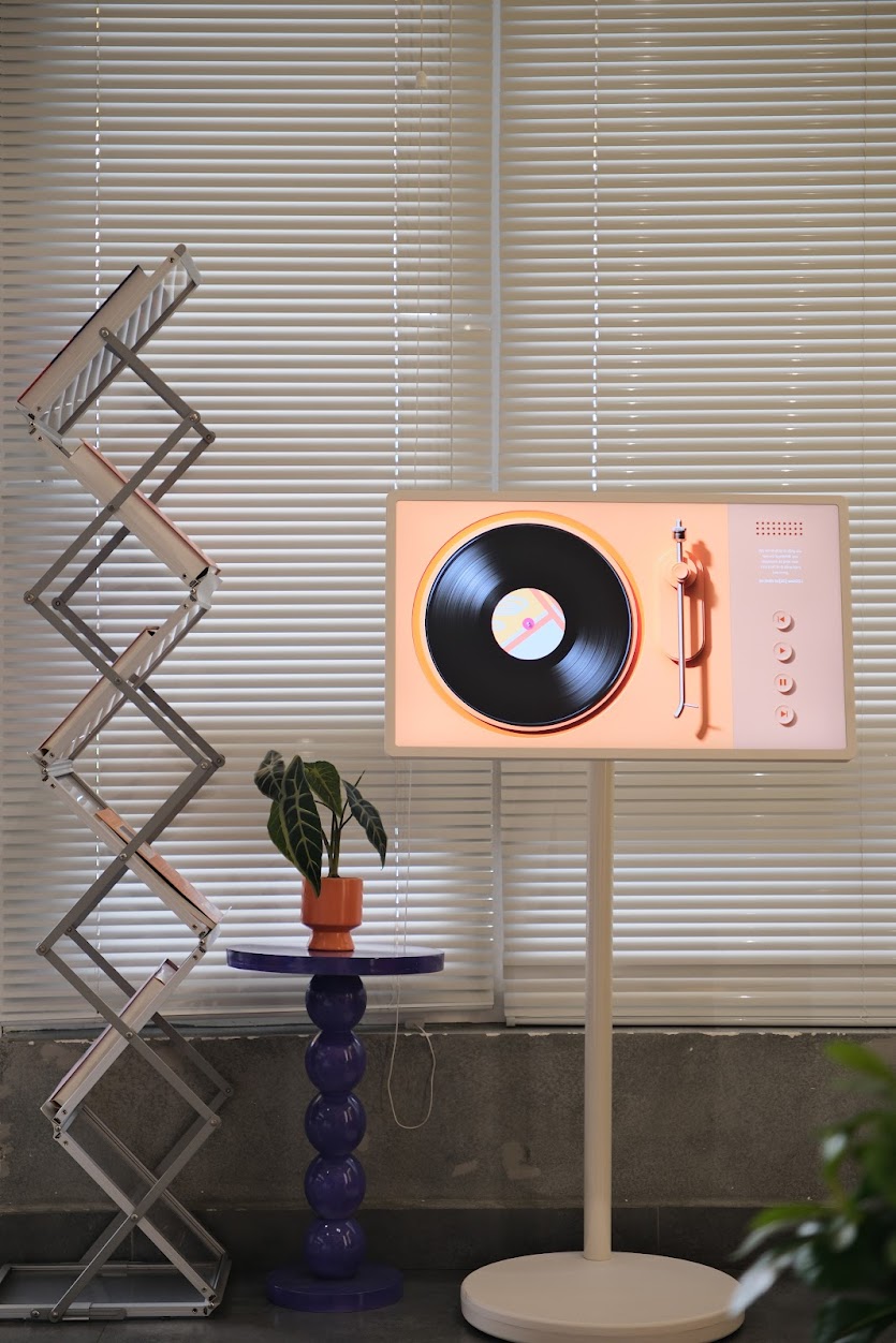 Màn hình di động LG StanbyME 2 đặt trong phòng khách