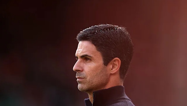HLV Mikel Arteta cùng các cầu thủ đa năng