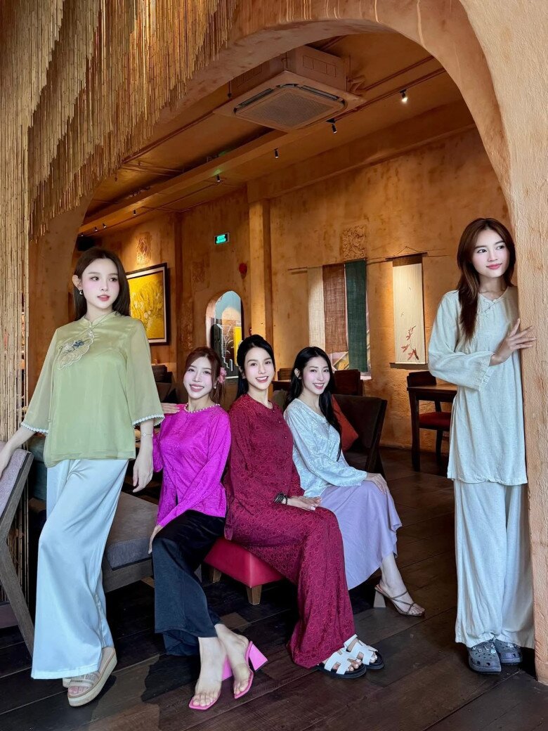 5 chị đẹp hội ngộ trong trang phục áo bà ba miền Tây