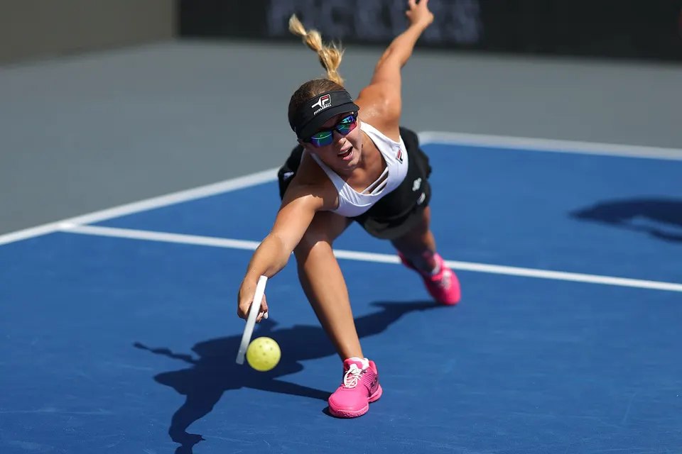 Động tác cứu bóng trong pickleball đòi hỏi sức rướn, tốc độ và khả năng phán đoán