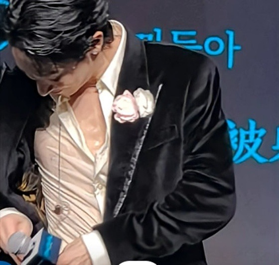 Lee Soo Hyuk áo ướt đẫm mồ hôi