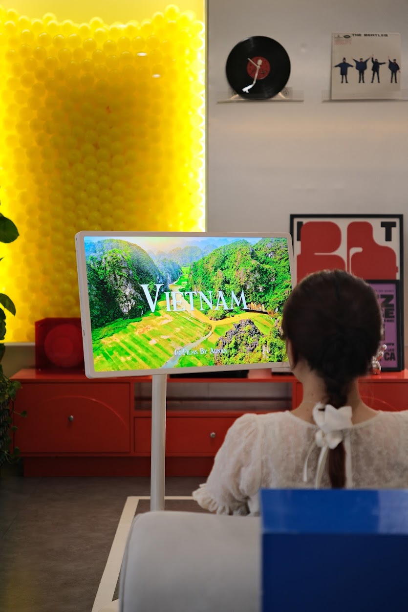 Giao diện trợ lý AI trên màn hình StanbyME 2