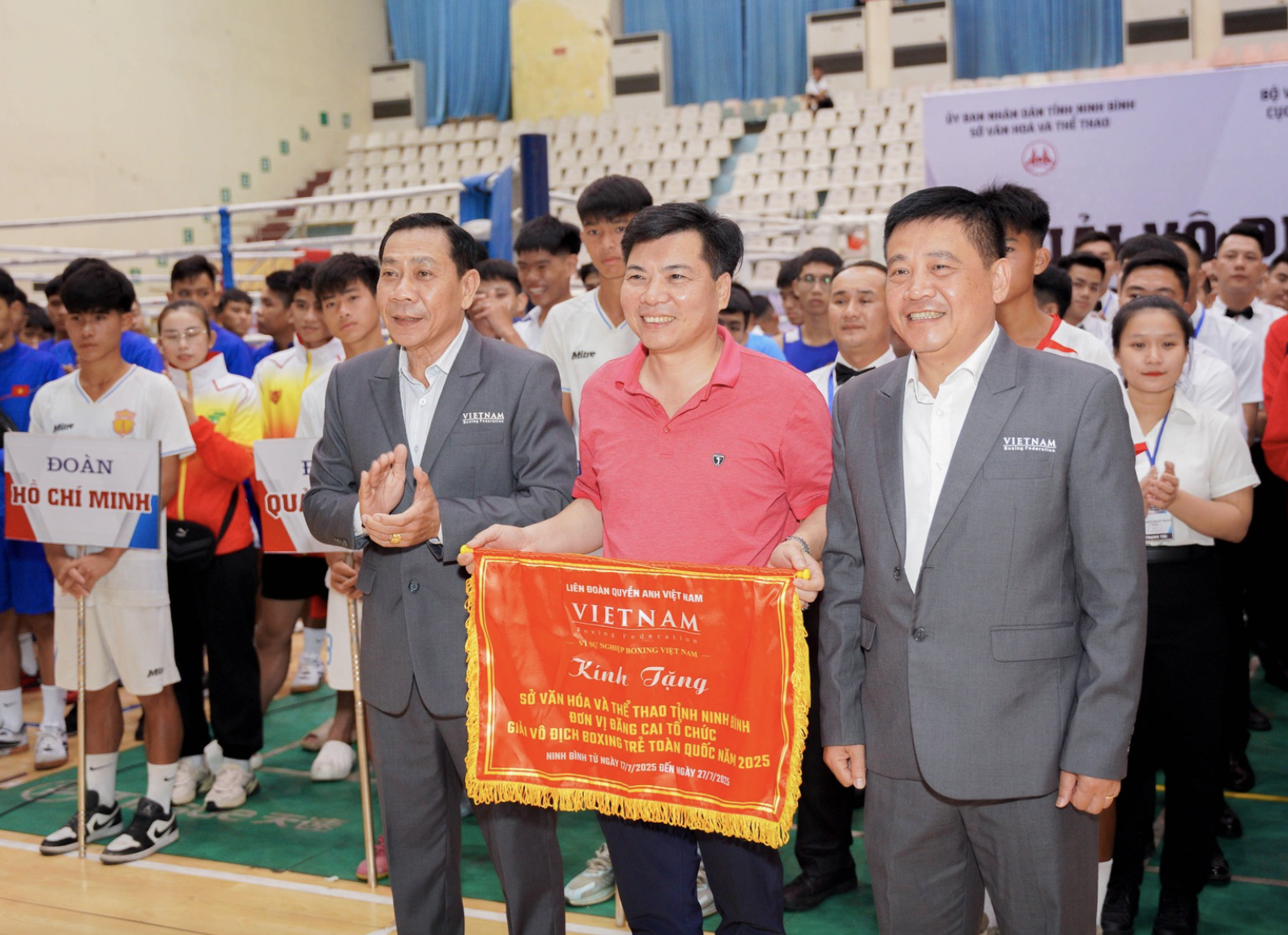 Ông Vũ Xuân Thành, Phó Chủ tịch Liên đoàn Quyền Anh Việt Nam (phải)