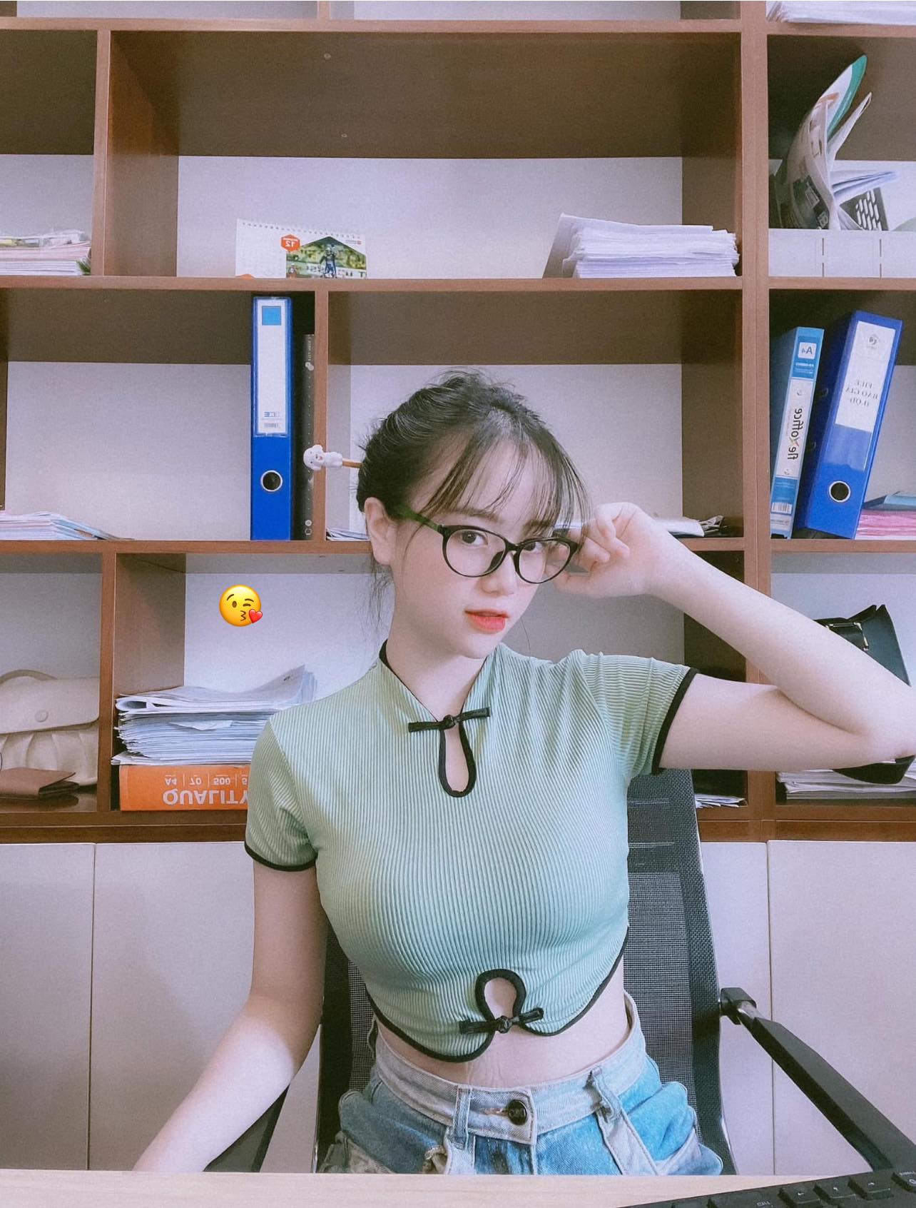 Vẻ đẹp không son phấn của Mai Linh Zuto