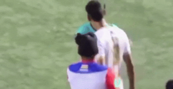 Cầu thủ Javier Bolivar tát nữ trọng tài Vanessa Ceballos trên sân