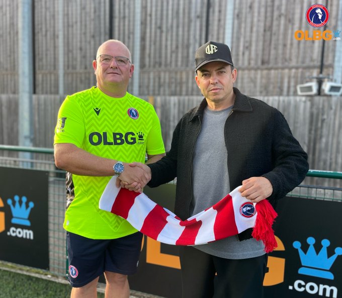 Dorking Wanderers ký hợp đồng với thủ thành 54 tuổi - ông Terry Dunn