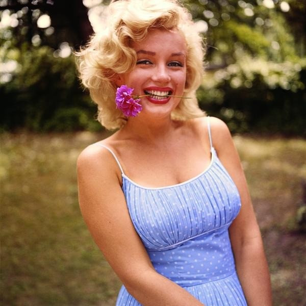 Marilyn vui vẻ tận hưởng buổi chụp ảnh cùng Sam tại nhà riêng