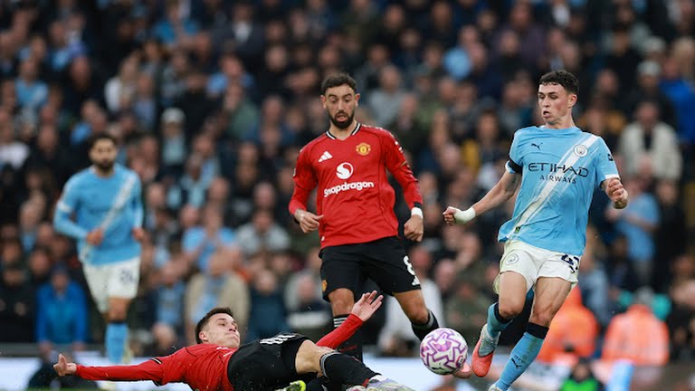 Man City áp đảo Man Utd trong trận derby