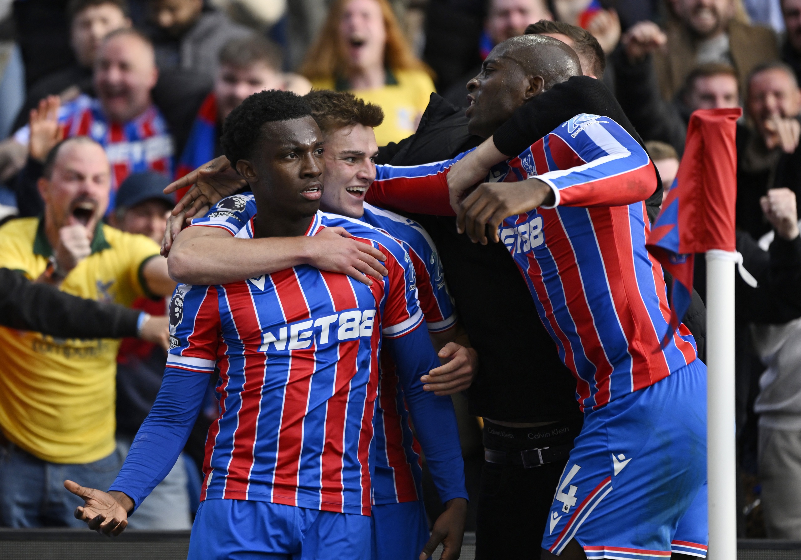 Niềm vui của các cầu thủ Crystal Palace khi ghi bàn vào lưới Liverpool