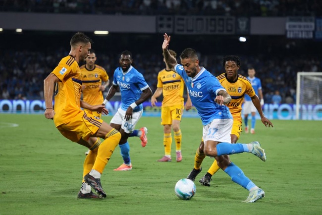 Napoli bảo vệ thành quả giành trọn ba điểm
