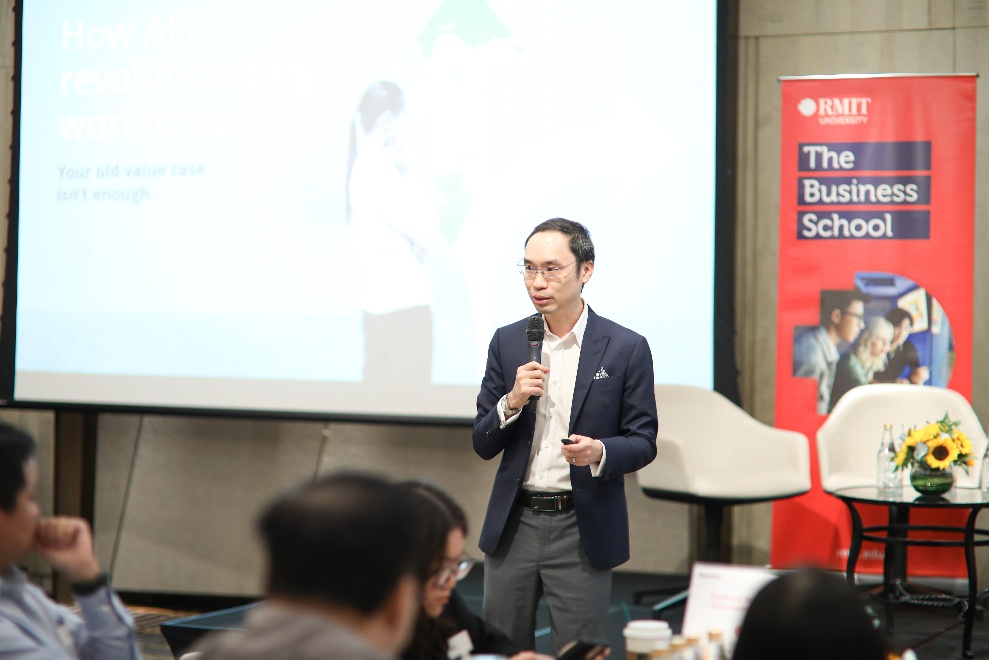 Ông Lee Yun Han trình bày tham luận