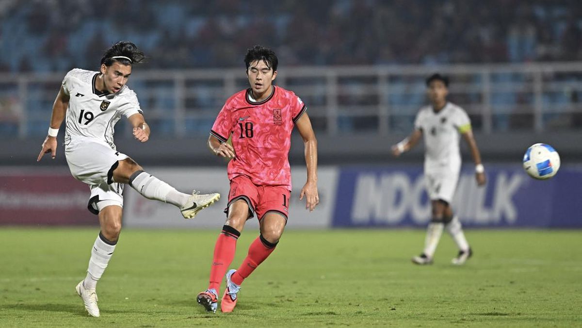 U23 Indonesia (áo trắng) thua 0-1 trước U23 Hàn Quốc ở lượt trận cuối và bị loại sớm