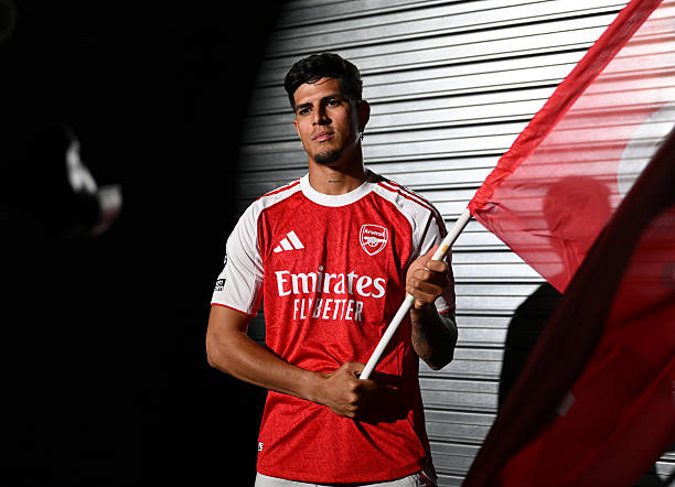 Hincapie ra mắt Arsenal