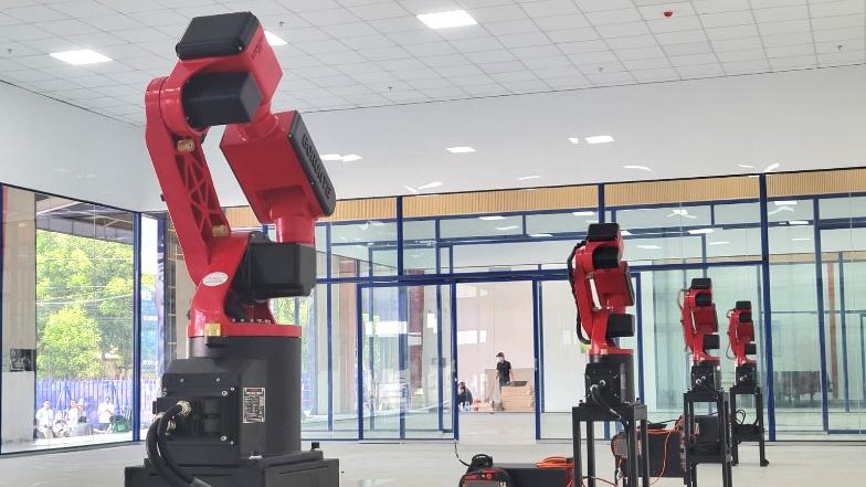 Robot arm tại nhà máy đúc composite tự tiến hóa CT UAV