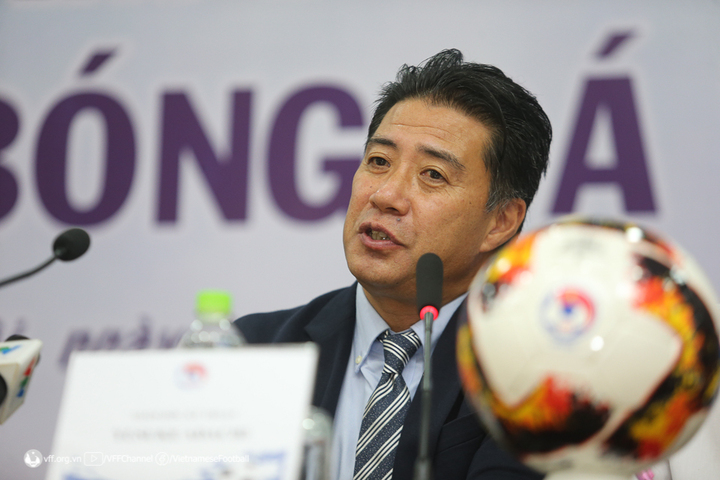 Ông Yusuke Adachi trên sân tập
