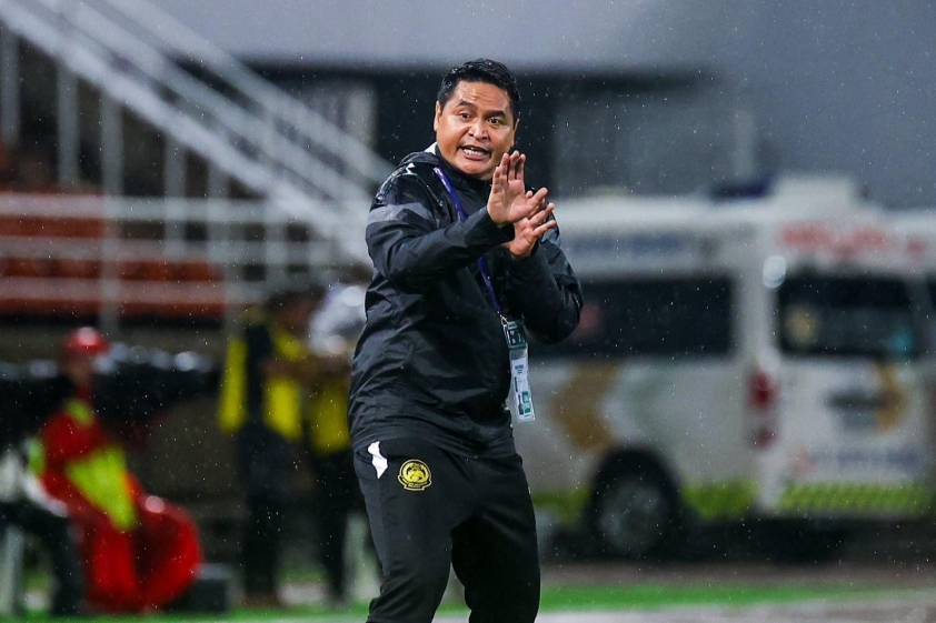 HLV Nafuzi Zain bên cạnh các cầu thủ U23 Malaysia