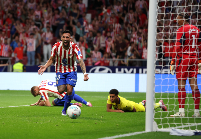 Gonzalez ghi bàn cho Atletico Madrid.