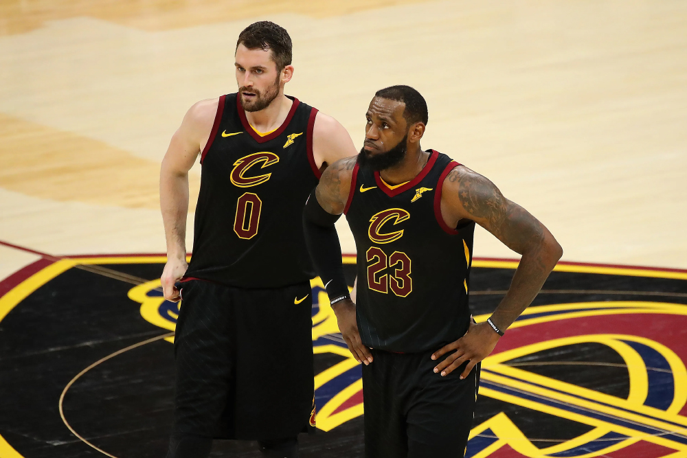 Kevin Love và LeBron James ở mùa giải 2017-18