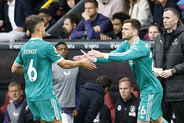 Arne Slot quyết định thay Milos Kerkez sớm trước Burnley