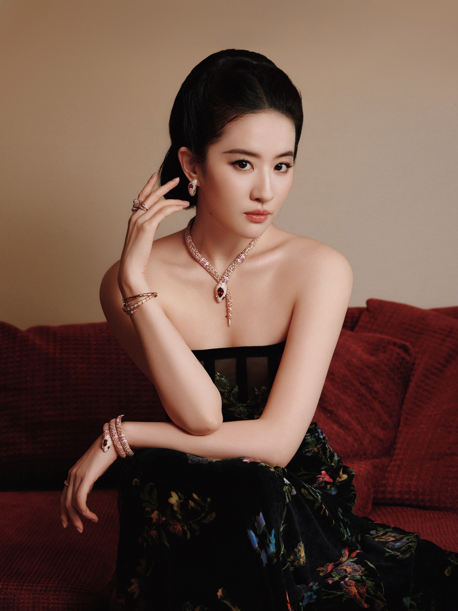Nữ diễn viên thể hiện thần thái lạnh lùng