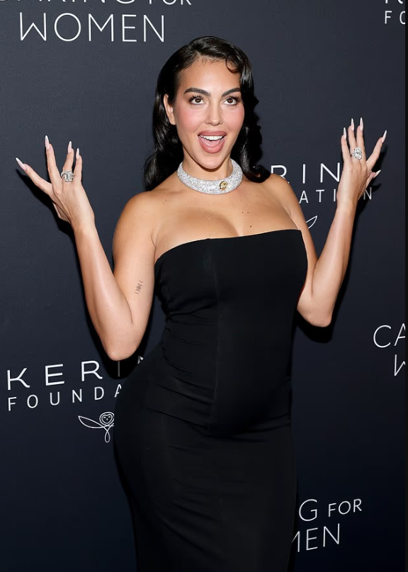 Georgina Rodriguez diện trang phục đen sang trọng khoe nhẫn kim cương đắt giá