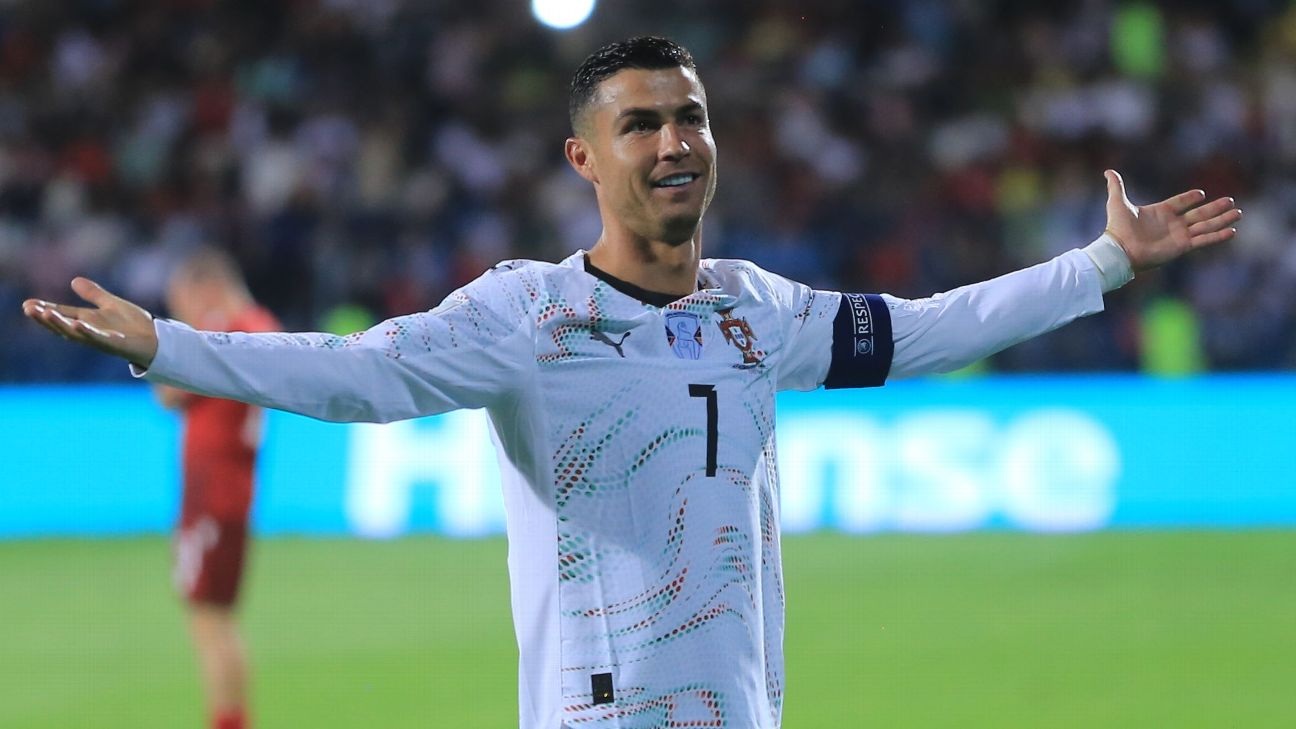 C.Ronaldo vừa lập cú đúp trong trận đấu với Armenia (Ảnh: ESPN).
