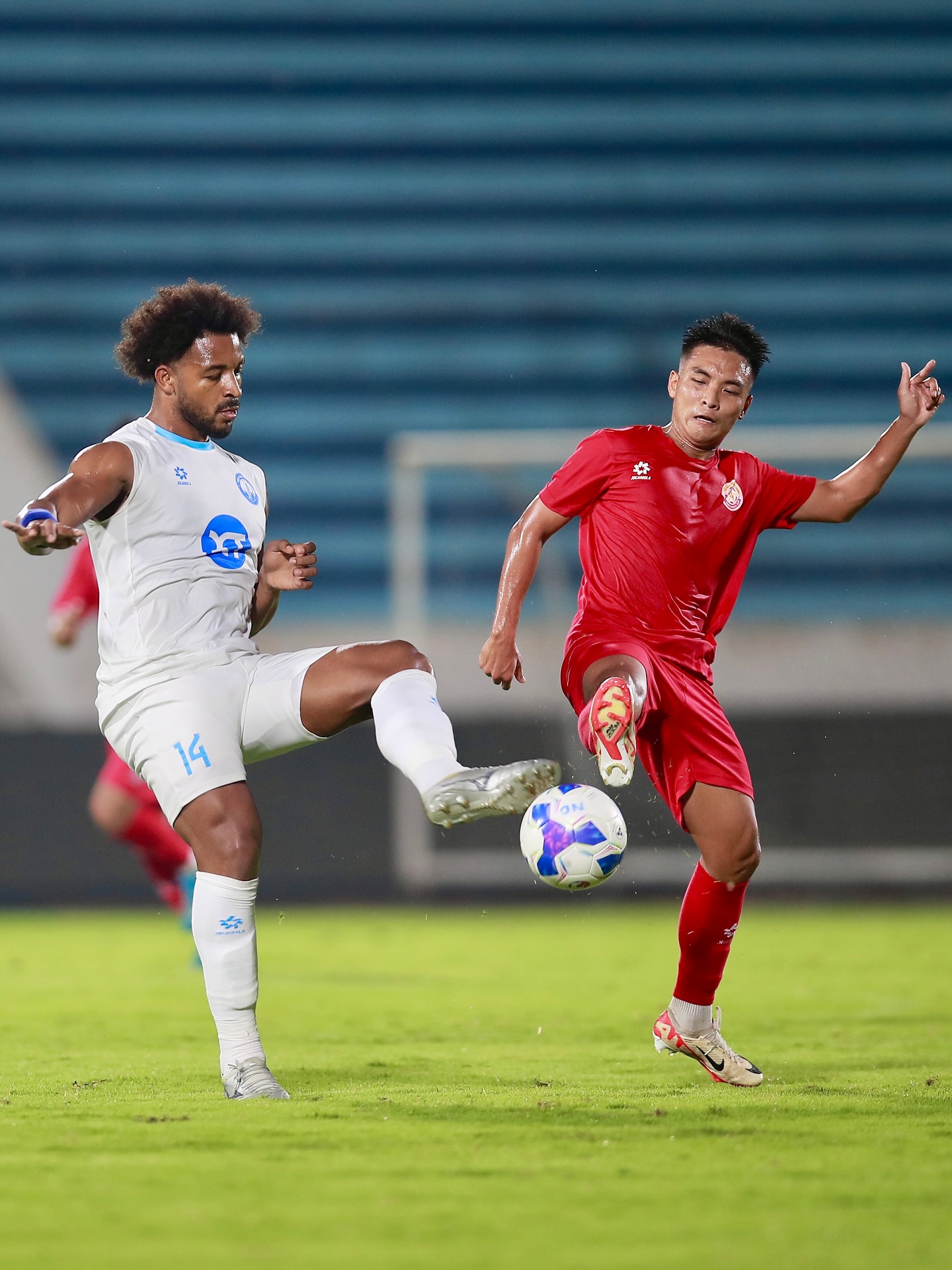 Tin cực vui cho HLV Kim Sang-sik: Nguyễn Xuân Son trở lại thi đấu- Ảnh 1. Dù chỉ thi đấu ít phút, Nguyễn Xuân Son cho thấy cảm giác bóng khá tốt