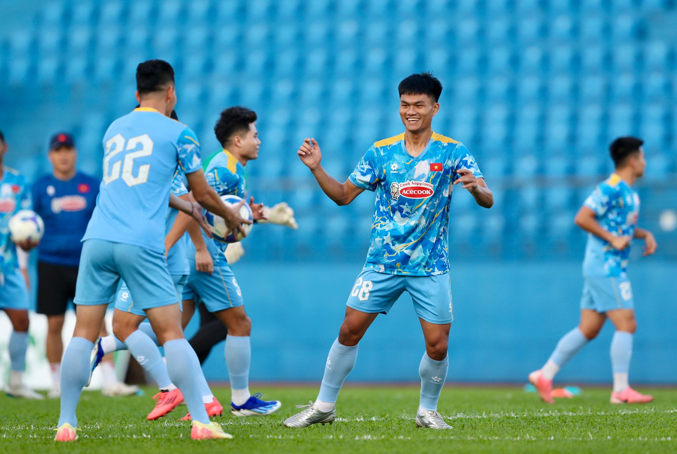 Huấn luyện viên Kim Sang-sik theo dõi sát sao từng bài tập