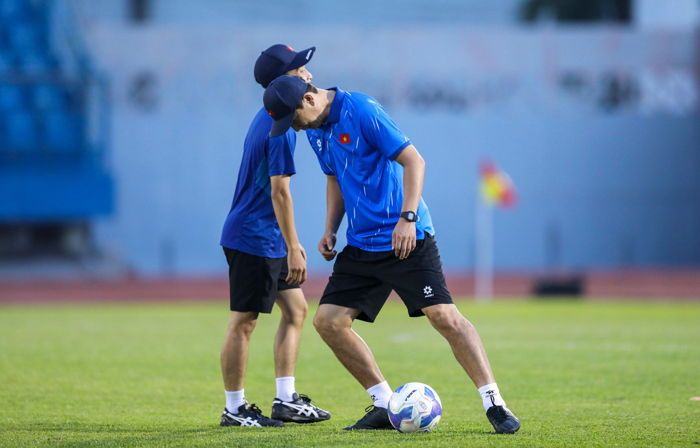 HLV Kim Sang-sik thư giãn cùng trợ lý phiên dịch