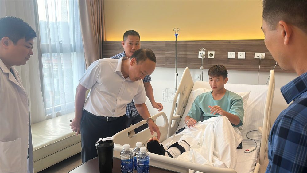 Đại diện VFF thăm hậu vệ Lê Tấn Dũng