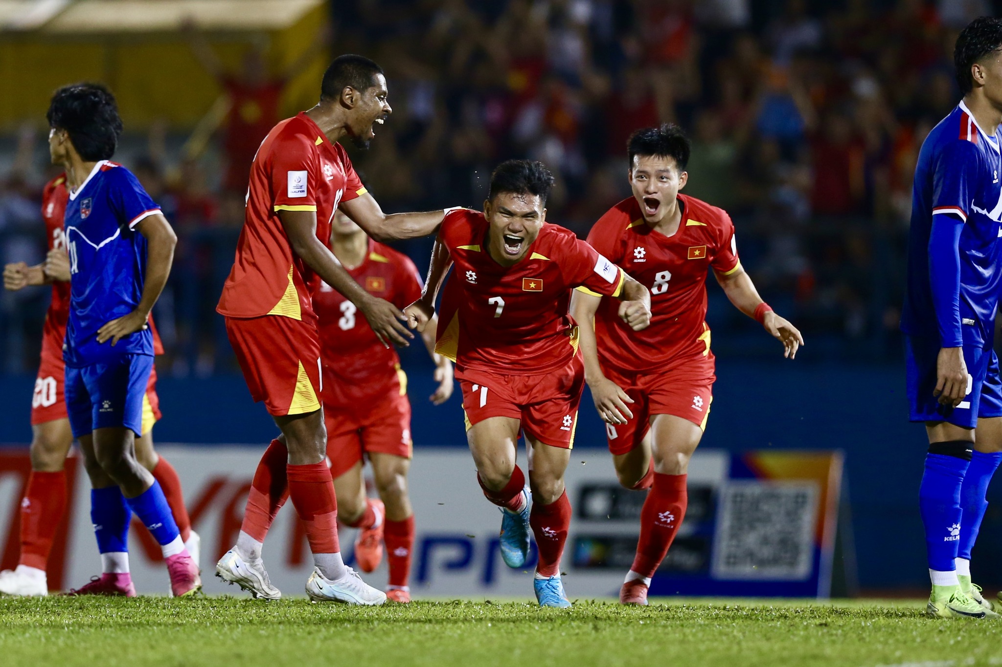 Sao tuyển Việt Nam lại hóa người hùng trên sân Gò Đậu, giúp HLV Harry Kewell thở phào - Ảnh 2. Sao tuyển Việt Nam lại hóa người hùng trên sân Gò Đậu, giúp HLV Harry Kewell thở phào - Ảnh 2.