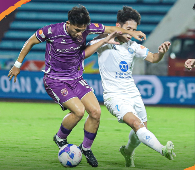 Minh Khoa (trái) gây ấn tượng mạnh ở sân Thiên Trường