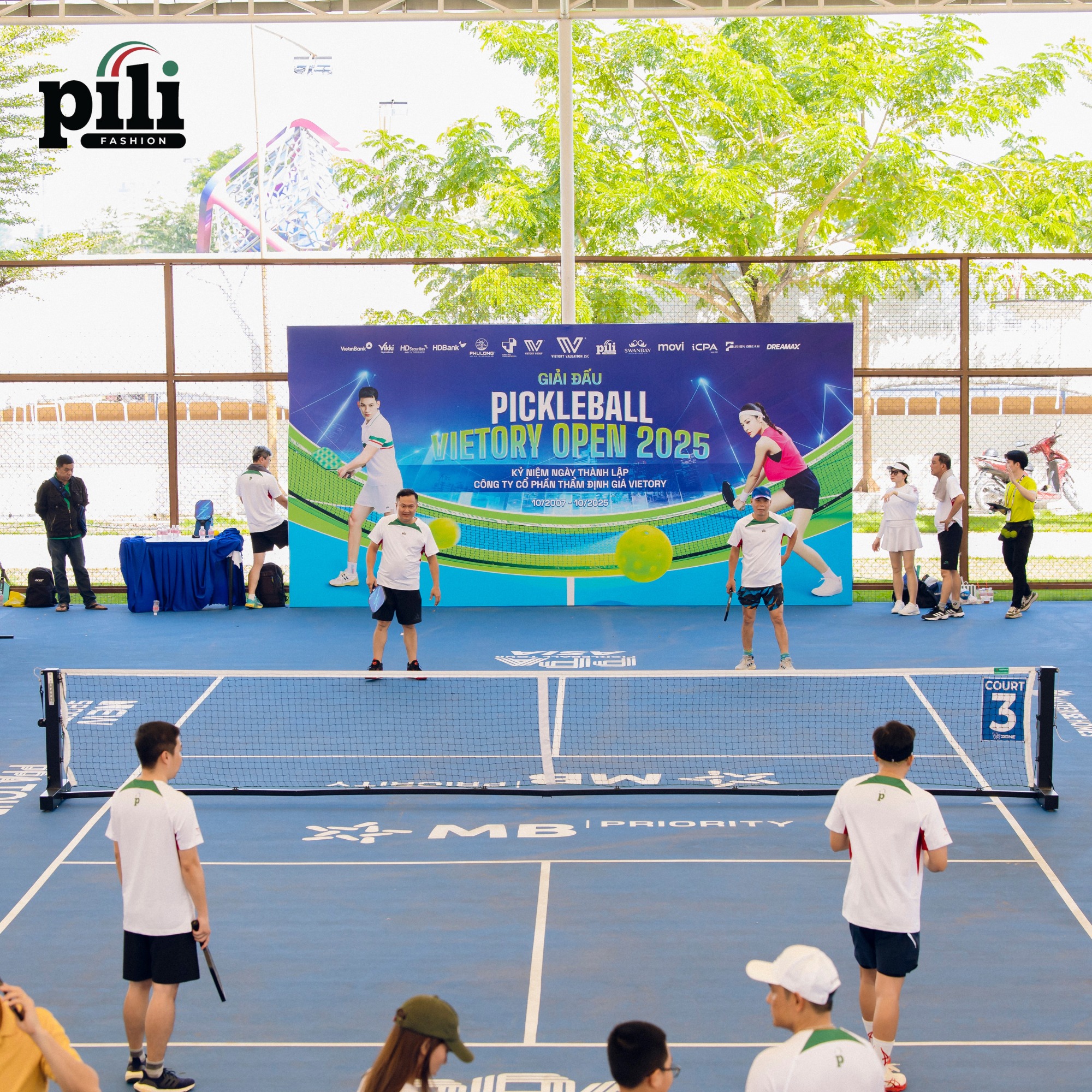 Trận đấu sôi nổi tại giải Pickleball Vietory Open