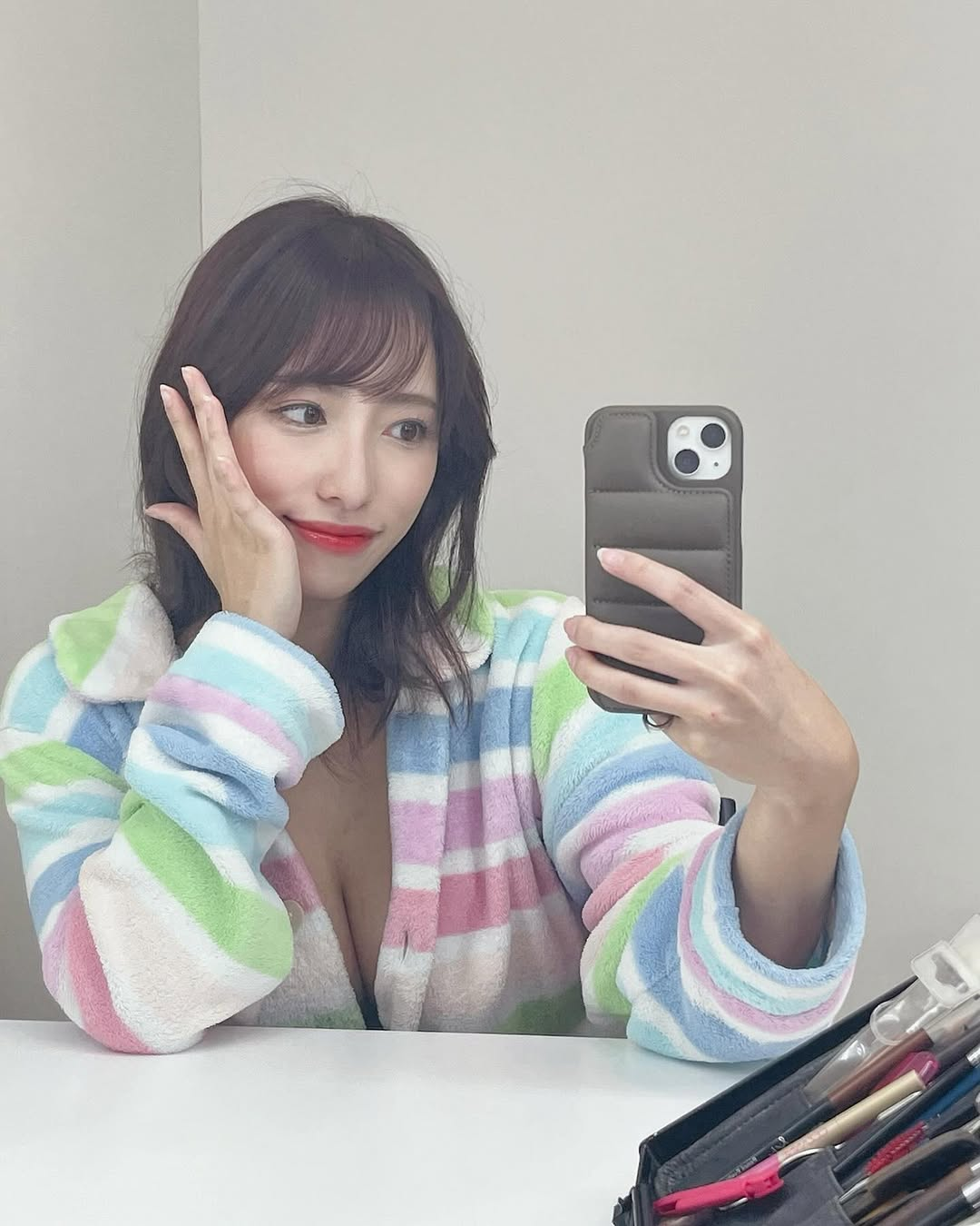 Cảnh quay nữ YouTuber mặc tạp dề sexy khi nấu ăn
