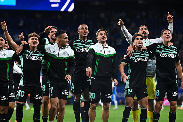 Antony và đồng đội Real Betis ăn mừng