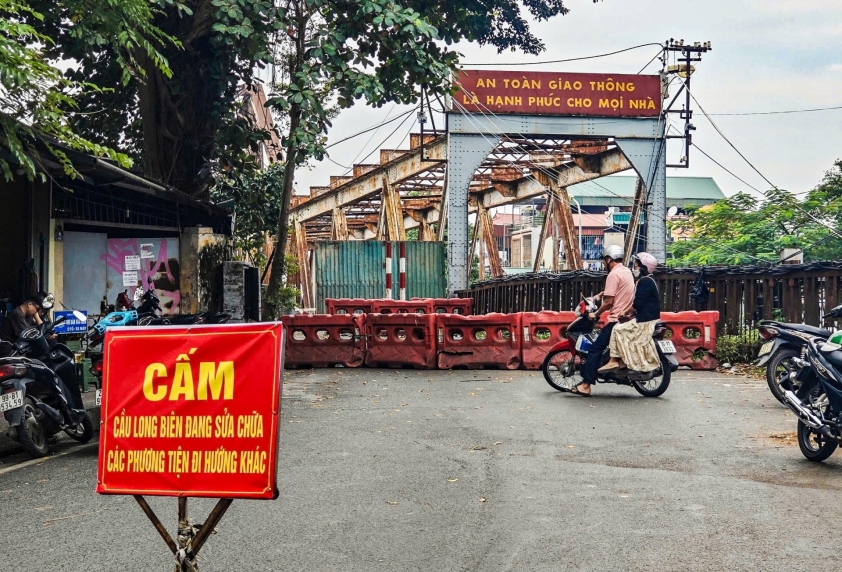 Cầu Long Biên đang được sửa chữa