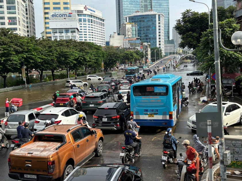 Mực nước hồ Tây, hồ Hoàn Kiếm cao vượt chuẩn