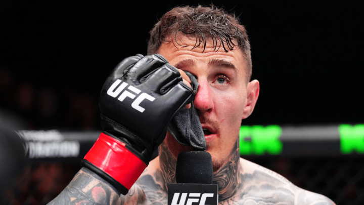 Cao thủ muay Thái chọc mắt nhà vô địch UFC, trọng tài ra quyết định chưa từng có- Ảnh 2. Aspinall không thể thi đấu tiếp sau khi bị chọc vào mắt