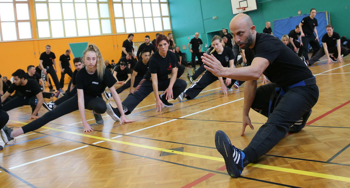 Roy Elghanayan giảng dạy Krav Maga