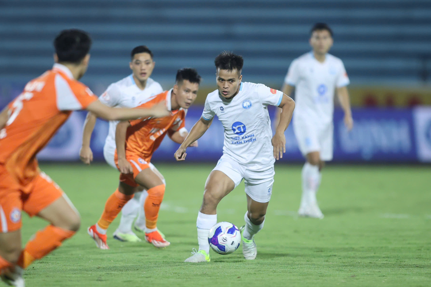 V.League trông cả vào Thể Công Viettel?- Ảnh 2. Nam Định bất ngờ sa sút một cách khó hiểu ở mùa giải họ được nhiều chờ đợi nhất
