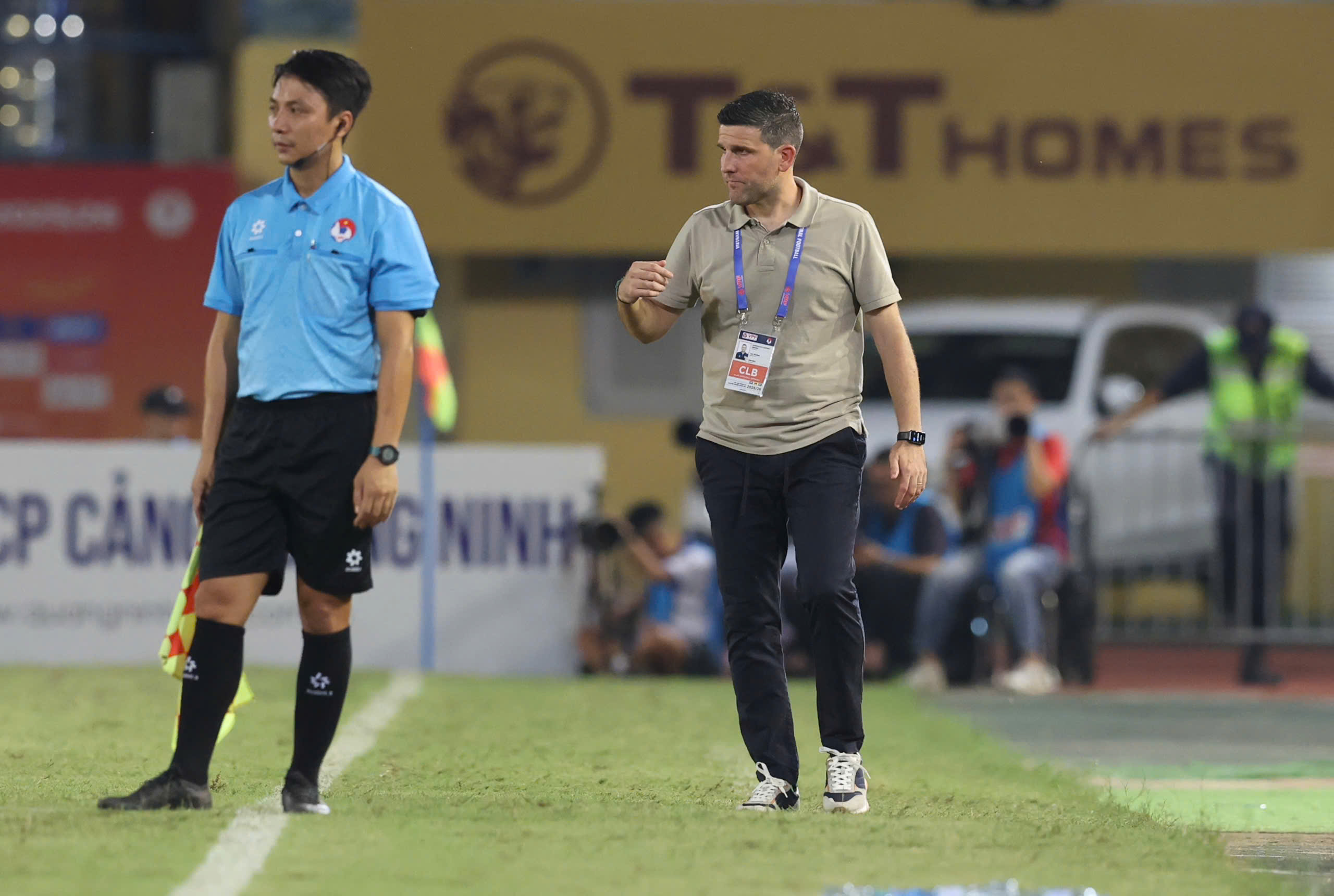 HLV Gerard Albadalejo không hài lòng về tổ trọng tài trận Hà Nội - Ninh Bình.