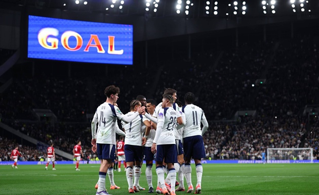 Gia đình Lewis đầu tư vào Tottenham
