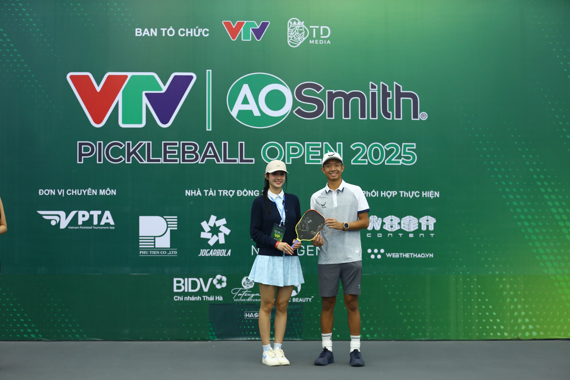 Á hậu Vũ Thúy Quỳnh đấu giá vợt Pickleball của Quang Dương Á hậu Vũ Thúy Quỳnh cầm vợt Pickleball đấu giá