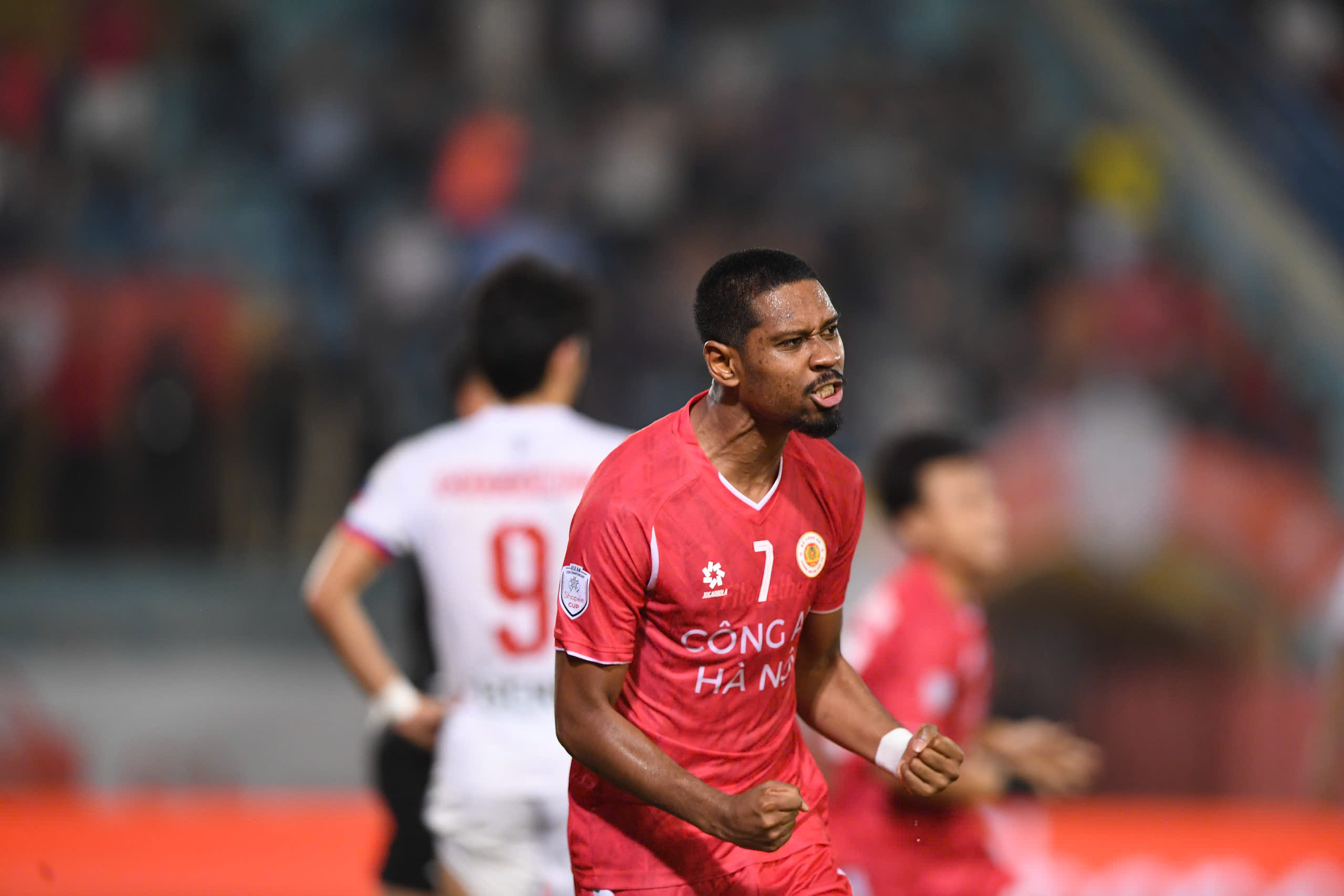 Cao Quang Vinh ăn mừng bàn thắng duy nhất cho CAHN trước Cebu FC