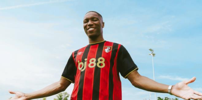 Tân binh Bafode Diakite giúp hàng thủ Bournemouth vững chắc. Tân binh Bafode Diakite giúp hàng thủ Bournemouth vững chắc.