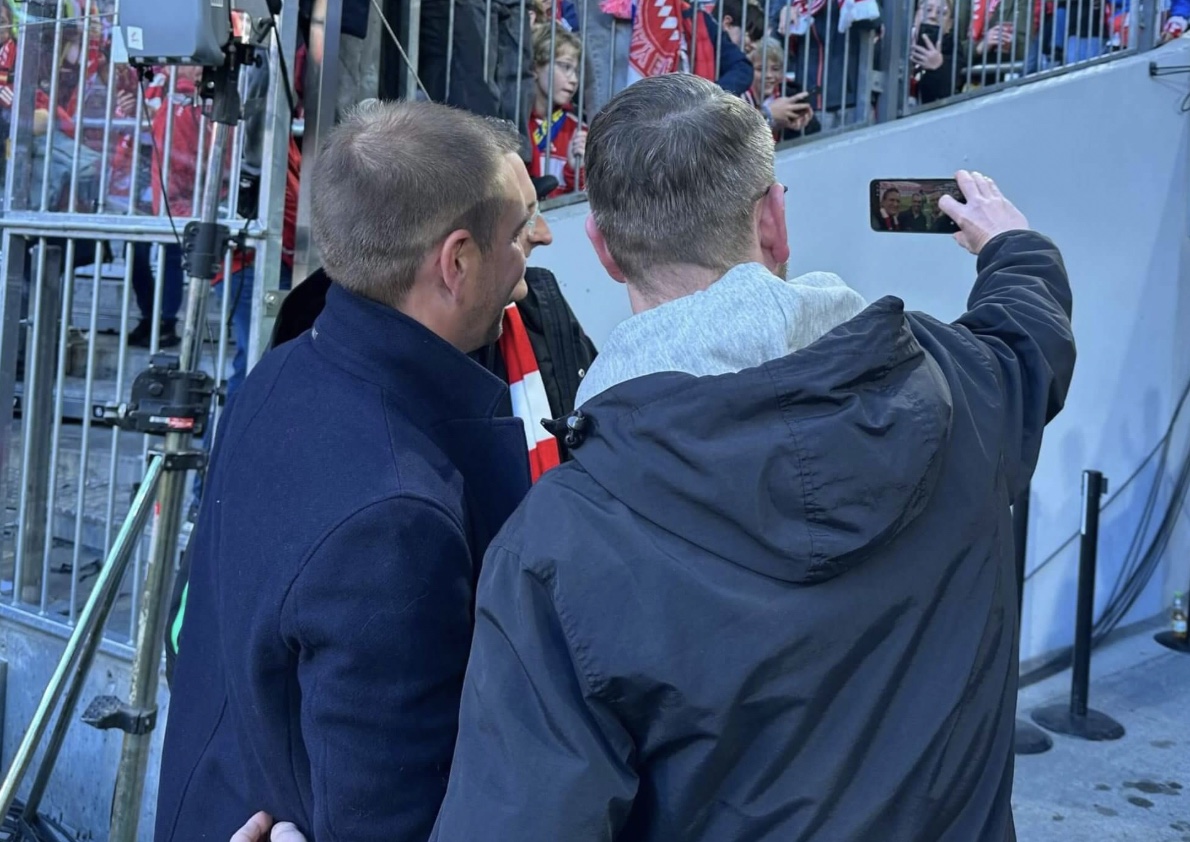 Lahm vui vẻ chụp ảnh cùng người hâm mộ Philipp Lahm chụp ảnh cùng fan