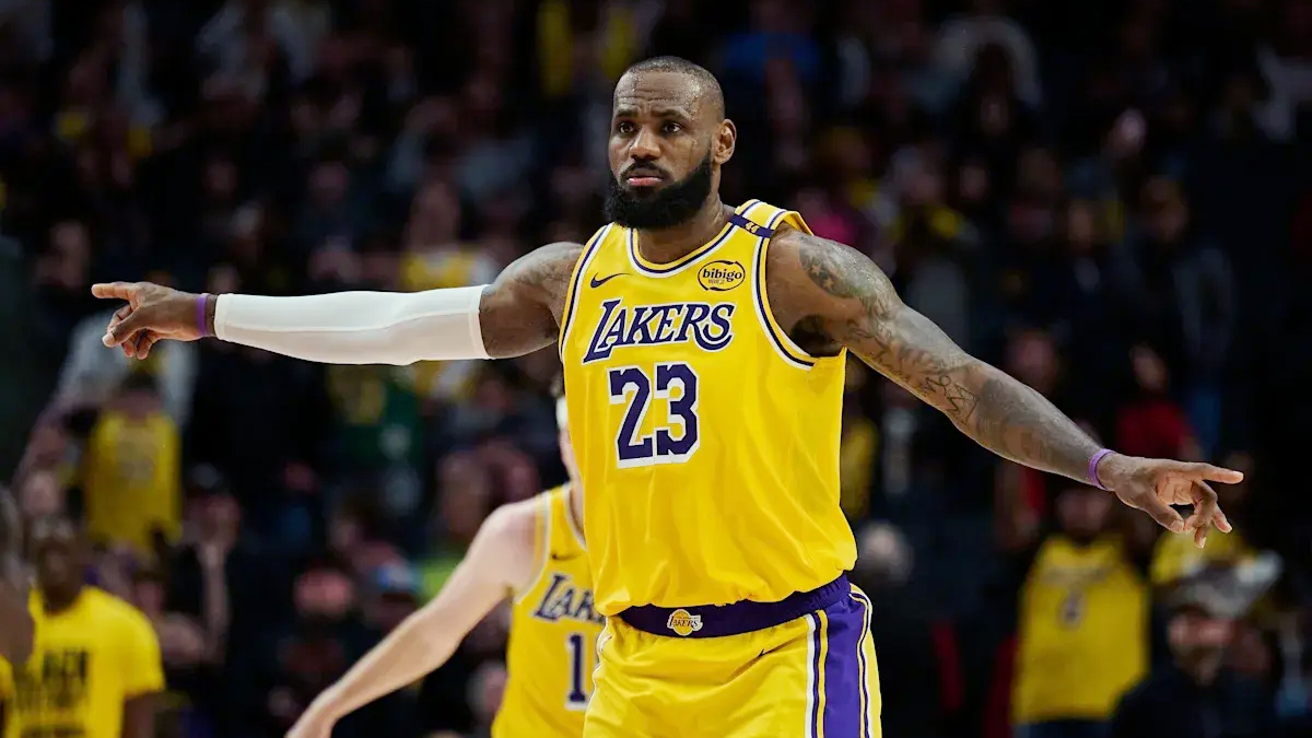 LeBron James tập riêng tại buổi tập đầu tiên của Lakers